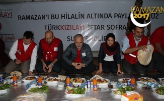 Türk Kızılayı Genel Başkanı Kınık iftarını Suriye'de yaptı