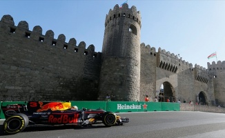Azerbaycan'da kazanan Ricciardo