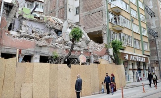 Kentsel dönüşüm çalışmasında yan binanın duvarı yıkıldı