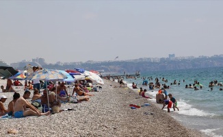 Antalya'da yoğun nem bunalttı