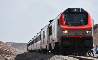 Bakü-Tiflis-Kars demiryolu ilk yolcularını taşıdı