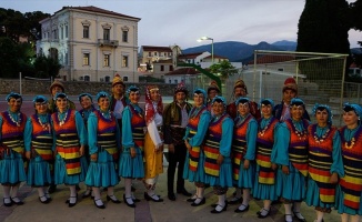 Çeyrek asırdır sahnede Türk kültürünü tanıtıyorlar