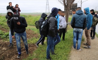 Edirne'de 15 sığınmacı ve kaçak yakalandı
