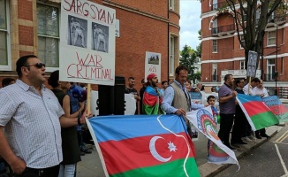 Ermenistan'ın sivillere saldırısı Londra'da protesto edildi