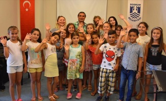 'Rengarenk' çocuklardan 9 dilde barış mesajı