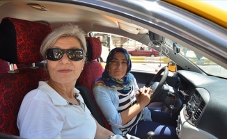 Çorum'da kadın taksi şoförü hem kanserle mücadele ediyor hem eşinin yükünü hafifletiyor