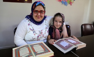 Down sendromlu Fatma Nur'un Kur'an-ı Kerim'i okuma sevinci