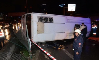 İstanbul'da düğünden dönenleri taşıyan midibüs devrildi: 2 ölü