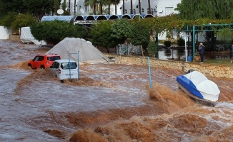 Mersin'de şiddetli yağış nedeniyle dereler taştı