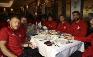 Sivassporlu oyunculara moral yemeği