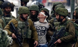 Şair Cafer Turaç, Filistinli gözleri bağlı çocuğun şiirini yazdı: Kalbim Sizin Olsun