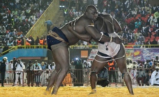 Senegal&#039;de kum güreşi şampiyonası renkli görüntüler oluşturdu