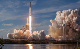 Dünyanın en güçlü roketi Falcon Heavy uzaya fırlatıldı