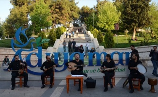 İranlı sanatçılardan Adıyaman&#039;da sokak konseri