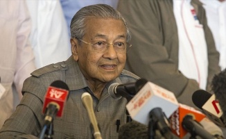Mahathir Malezya'nın yedinci başbakanı oldu