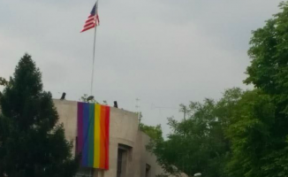 25 Haziran&#039;da Ankara!.. ABD Büyükelçiliğinde dev LGBT bayrağı!..