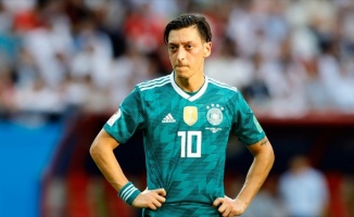 Almanya'da elenmenin faturası Mesut Özil'e çıkarılmaya çalışılıyor