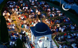 Bosna Hersek&#039;in &#039;yerde çiçekler açtıran&#039; iftar sofrası