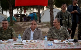 Korgeneral Temel, Afrin kahramanlarıyla Burseya&#039;da iftar yaptı