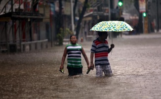 Hindistan'daki yağışlarda hayatını kaybedenlerin sayısı 64'e yükseldi
