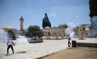 İsrail polisi Mescid-i Aksa'daki cemaate ses bombaları ile saldırdı