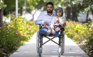 Suriyeli Maya ve babası yürüyecekleri günü bekliyor