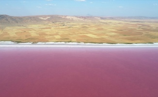 Tuz Gölü&#039;nün &#039;kırmızı beyaz&#039; güzelliği