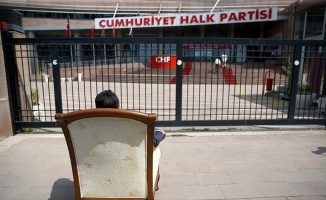 CHP önünde 'koltuk' eylemi