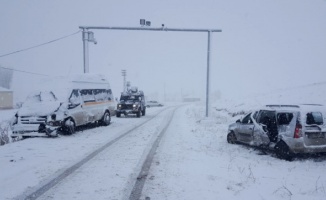 Eleşkirt’te trafik kazası: 23 yaralı