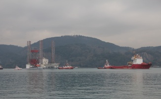 İstanbul Boğazından dev petrol platform geçti