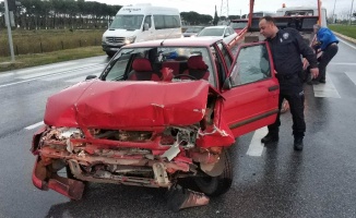 Otomobil kırmızı ışıkta bekleyen araca çarptı: 8 yaralı