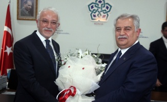 Yeni görevini devralırken gözyaşlarına engel olamadı