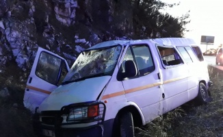 Askerleri taşıyan minibüs kaza yaptı: 3 yaralı