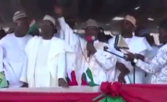 Çad Cumhurbaşkanının konuşma yaptığı platform çöktü