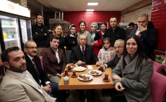 Erdoğan vatandaşlarla çay içip simit yedi