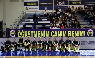 Fenerbahçe Ceren Damar Şenel için pankart açtı