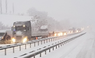 Kar geçit vermedi: Karadeniz’i İstanbul’a bağlayan yol kapandı