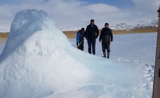 Su borusunun patlamasıyla buz dağı oluştu