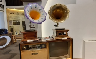 1800’lü yıllara ait gramofonların yer aldığı müzeye yoğun ilgi