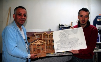 O &ccedil;iziyor, babası maketini yapıyor