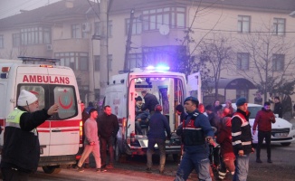 Otomobile çarpan minibüs lokantaya daldı: 1 ölü, 11 yaralı