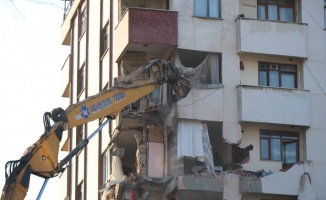 Riskli binanın yıkımına yeniden başlandı