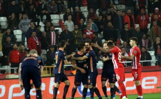 Süper Lig: Antalyaspor: 0 - Medipol Başakşehir: 1 (İlk yarı)