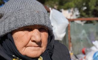 Topladığı kağıtlarla 3 &ccedil;ocuk b&uuml;y&uuml;tt&uuml;