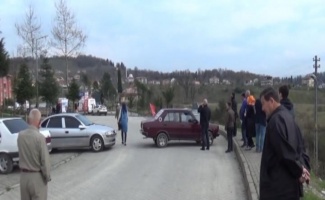 CHP’liler AK Parti konvoyunun geçeceği yolu araçla kapattı