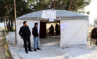 Depremzede seçmenler oyunu çadırda kullandı