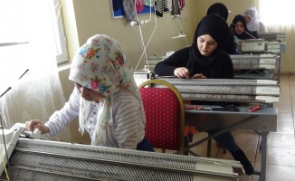 Hem &ccedil;eyiz hazırlıyorlar hem para kazanıyorlar