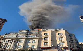 Sultanahmet’te 2 otelin çatı katı yandı