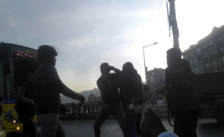 Alibeyköy’de sürücülerin yol verme kavgası kamerada