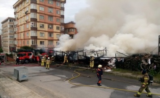 Ataşehir’de kereste marketi alev alev yandı